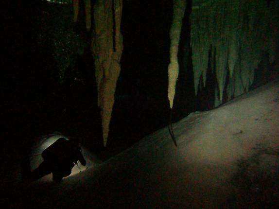 Mergulhando por entre as formações de estalagtites no Cenote Pet Cementery, em Tulum, no Yucatán, sul do México